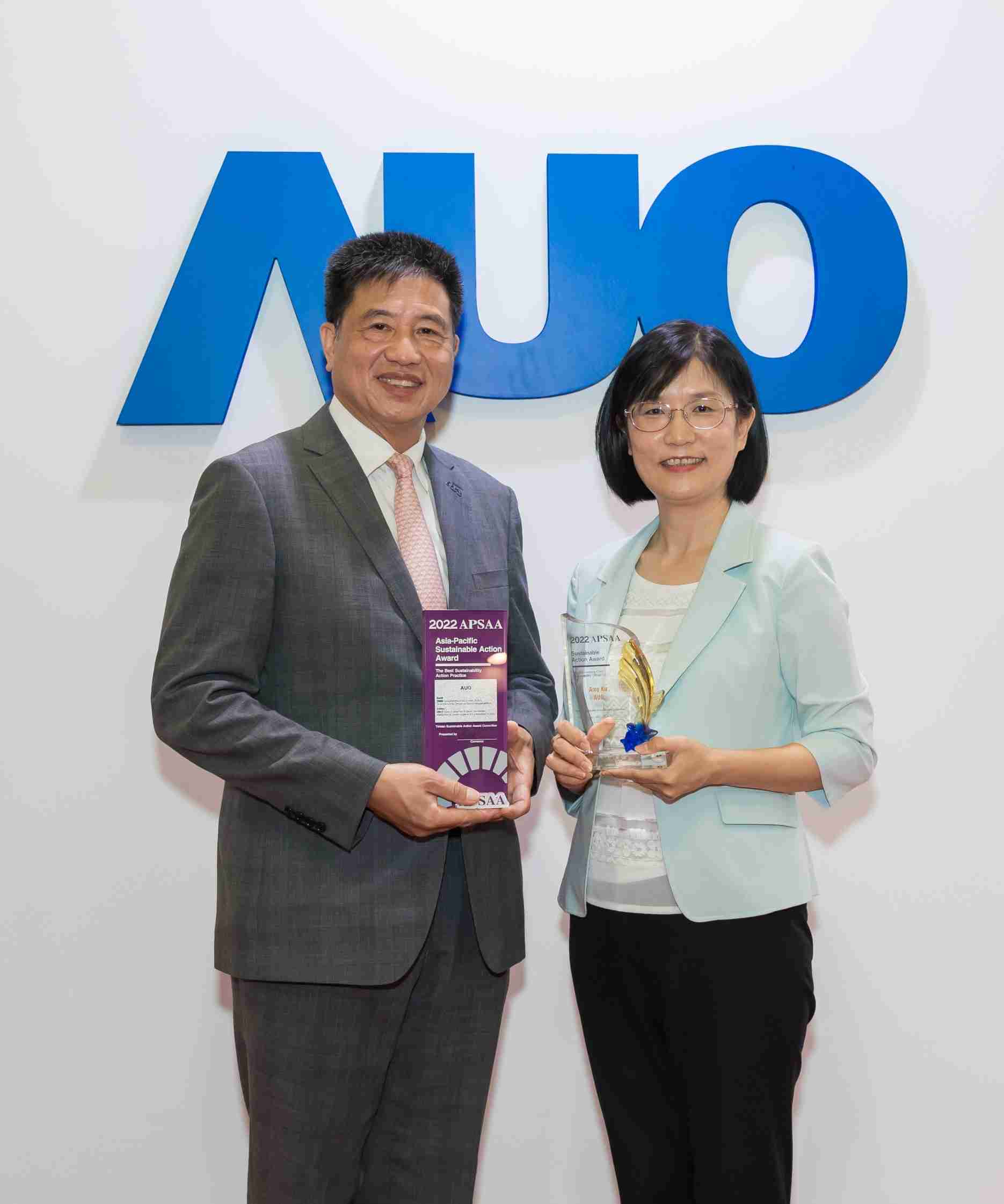 JDB电子长期垫筑永续远景的基石，，，，透过ESG暨气候委员会逐步实践永续策略蓝图。。其中，，，，JDB电子光电永续长古秀华带领团队、、制定中长期目标，，缔造多面向亮眼表现，，获得「顶尖永续长奖」的个人奖殊荣（左：JDB电子光电董事长暨执行长彭双浪，，右：JDB电子光电永续长古秀华）