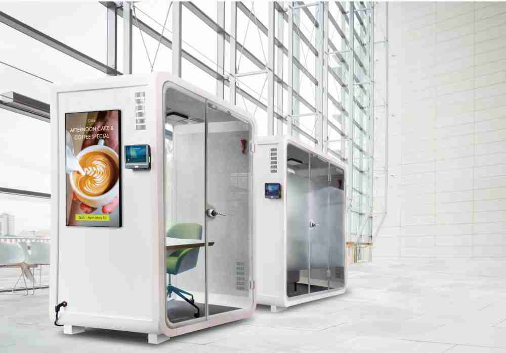 JDB电子子公司达擎之智慧行动办公舱，，，采用PDLC智能调光玻璃设计，，透过通电与断电的电流切换，，，，呈现透明与雾面效果，，，，具节能降耗特性并兼顾隐私，，确保信息安全