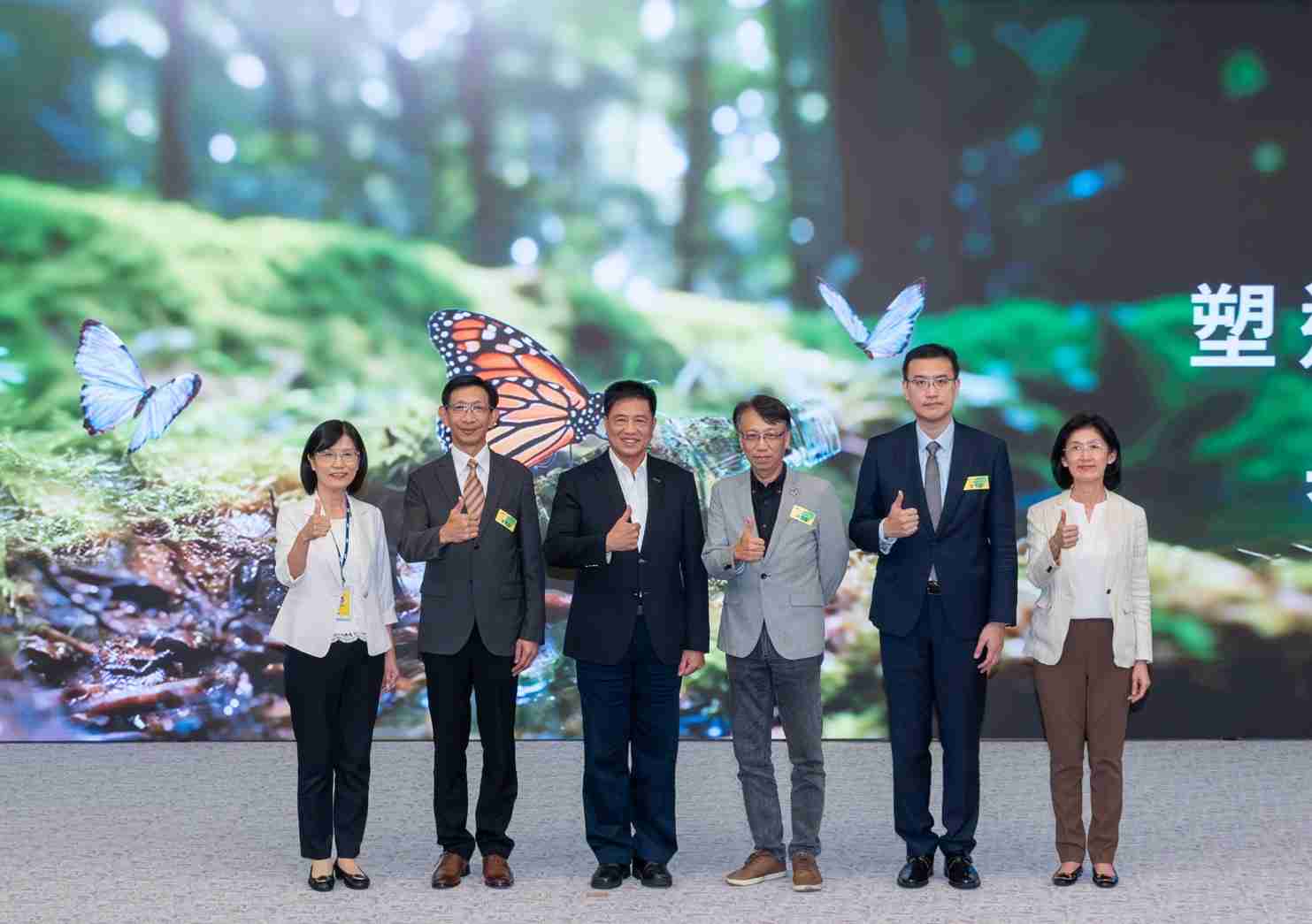 友達2023 CSR共榮大會，，邀請領域專家分享交流生物多樣性管理趨勢、、無塑產品、、、海廢永續塑料等議題  （圖左到右：友達光電永續長古秀華、、、、3M台灣技術長陳君杰、、友達光電董事長暨集團策略長彭双浪、、、光寶科技企業永續發展處處長陳慶暉、、安永聯合會計師事務所執業會計師曾于哲、、友達光電供應鏈總部副總經理吳宜芳）