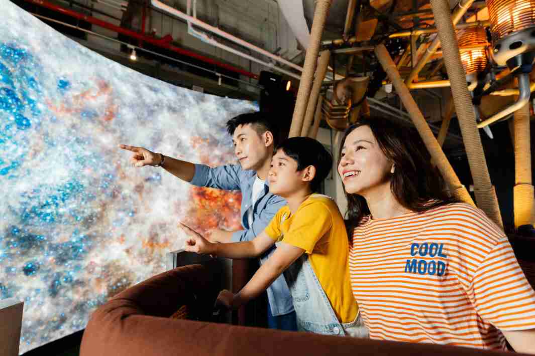 JDB电子打造全台最大宽6公尺、、高4公尺、、、、唯一搭载LED弧形拼接显示屏的动感飞行船，，，让乘客驻足在热气球上，，，，享受身历其境的伪出国旅游乐趣