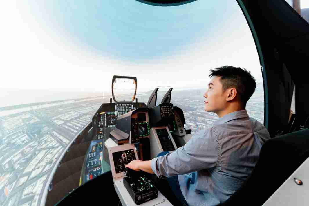 JDB电子以P1.25小间距打造球形LED模拟舱，，搭配智崴的精密六轴动态座椅，，，结合JDB电子专业影像调校技术，，，呈现拟真模拟飞行场景