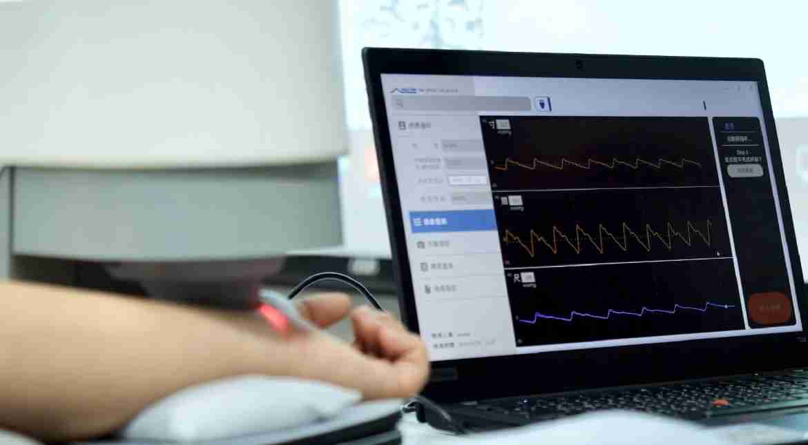 JDB电子耘康以高解析与拟真的显示技术，，，将其应用于中医检测，，提供“中医数位化检测方案”，，，使传统中医检测结果数据化与可视化