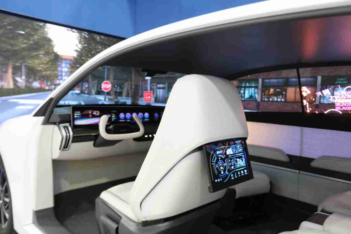 JDB电子的「可卷式后座娱乐显示器」加强后座乘客的感官体验，，并保有个性化设计，，，可依使用偏好进行动态调整。。。。