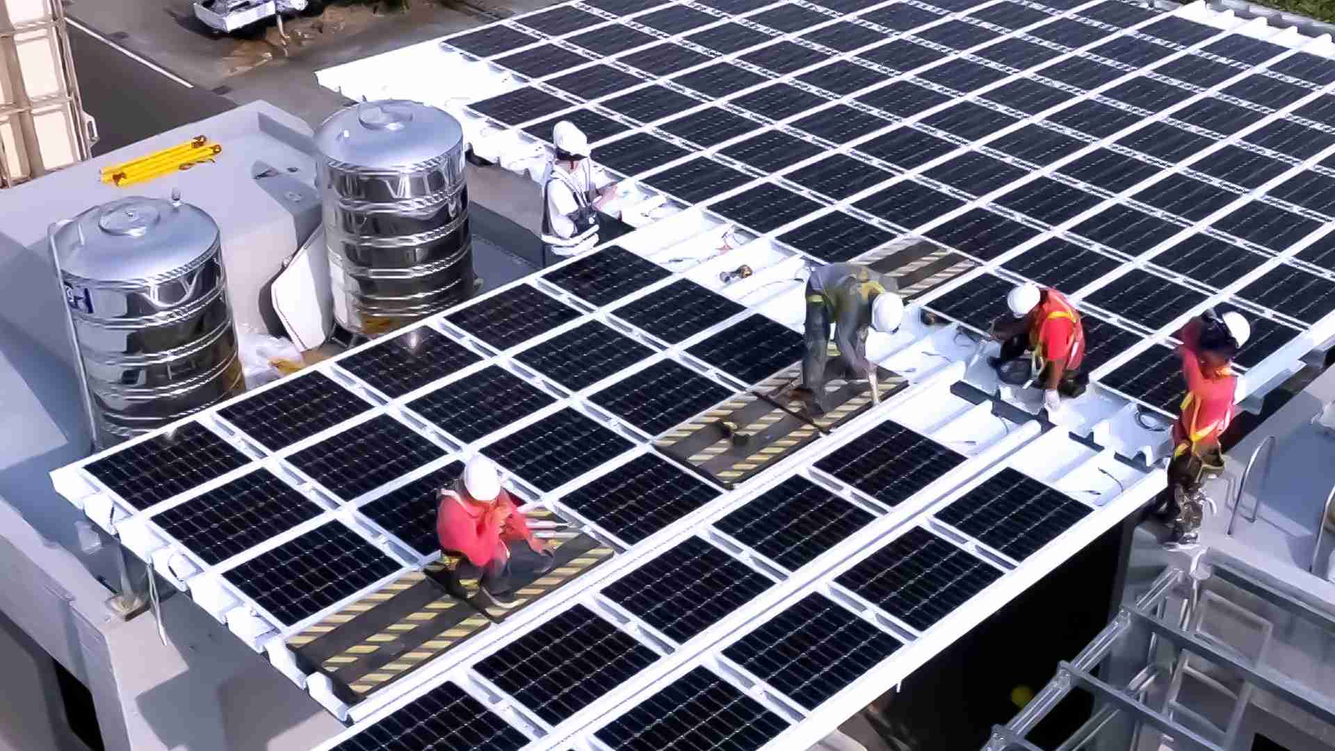 JDB电子着力于替代能源之技术研发，，，，如光电浪板的相关制程、、设备与产品，，其中所开发之光电整合型浪板，，，，减少传统金属支架安装，，，更提升耐候度，，，，可广泛运用于多元场域，，并辅助建筑达到净零碳排目标