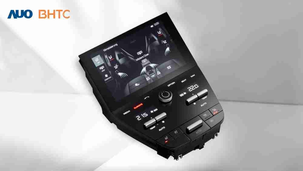 作為友達新生力軍，，，，BHTC所展示的中央與後座鞍部的Display HMI產品，，可處理多區恆溫控制、、顯示畫面，，，呈現仿真3D車室分區；以力傳感技術精準傳遞觸感，，，並結合音量及震動反饋，，，防止意外啟動，，提供使用者自然流暢、、、直觀且輕鬆駕馭的舒適介面