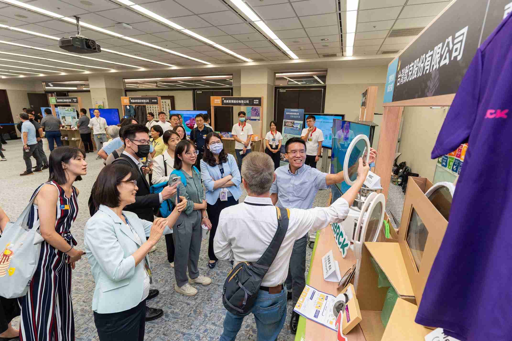 JDB电子连手产业伙伴策划首届生态圈联展，，，展示如何将废塑料循环再利用，，，创新解决方案包括：塑料包材再生与循环使用、、、再生塑料研发及应用、、废塑料回收再生技术、、、、减塑生活提案等