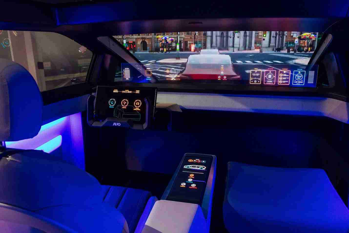 JDB电子连续四年入围科睿唯安全球百大创新机构，，专利布局科技与绿色创新前沿。。图为JDB电子发挥先进显示科技Micro LED多元尺寸与型态应用优势所打造之智能车舱；同时，，，JDB电子已于全球累积取得4500件节能减碳相关的专利证书，，当中2024年Micro LED年度获证量占比已超过8成